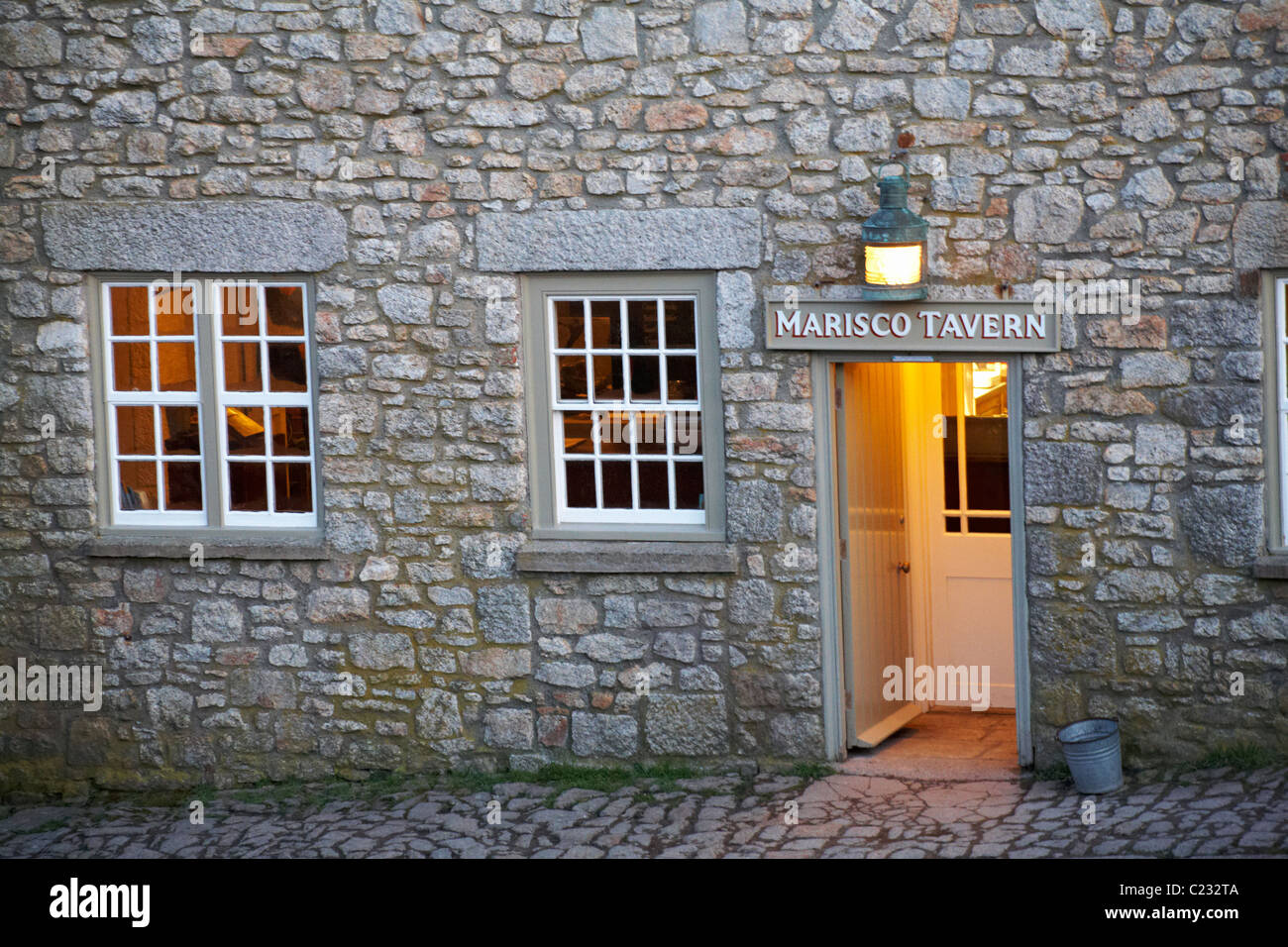Mariscos" Tavern Pub in der Dämmerung auf Lundy Island, Devon, England UK im März Stockfoto