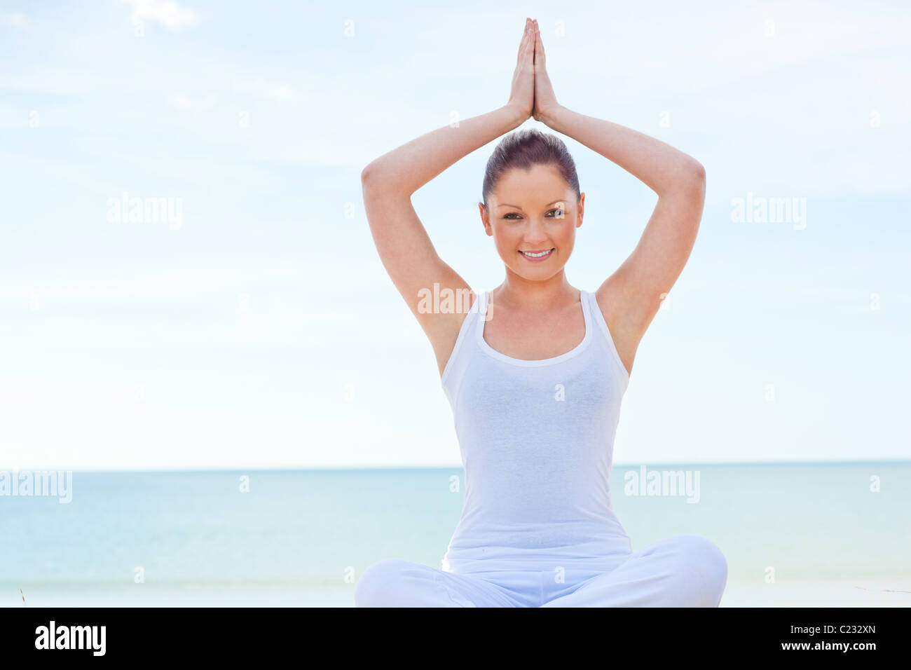 Porträt der jungen Frau, die Yoga Übung am Strand Stockfoto