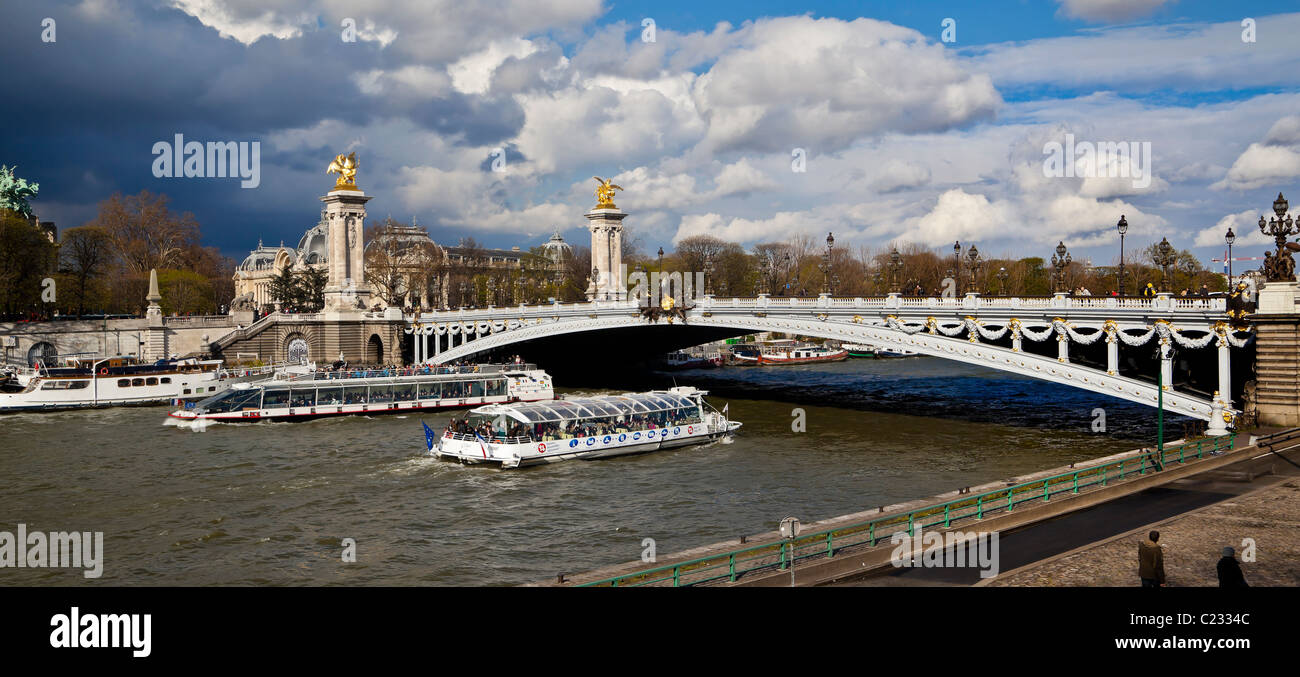 Ein Bateaux mouches Unterquerung Pont Alexandre am Fluss Seine Paris, Frankreich, Europa. Charles Lupica Stockfoto
