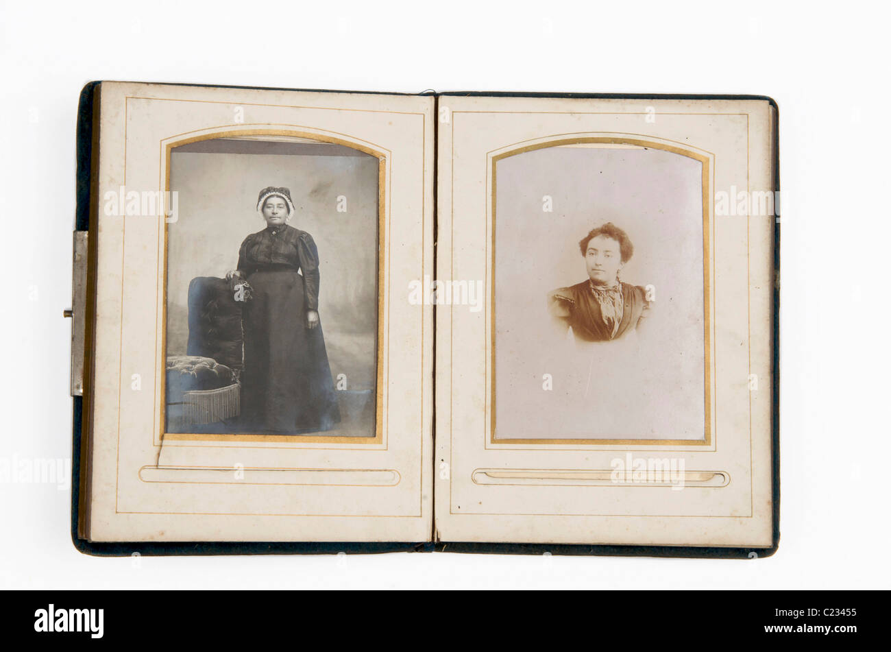 Vintage-Doppelporträt mit zwei Frauen in klassischer Kleidung, mit historischen Fototechniken und eleganten Posen Stockfoto