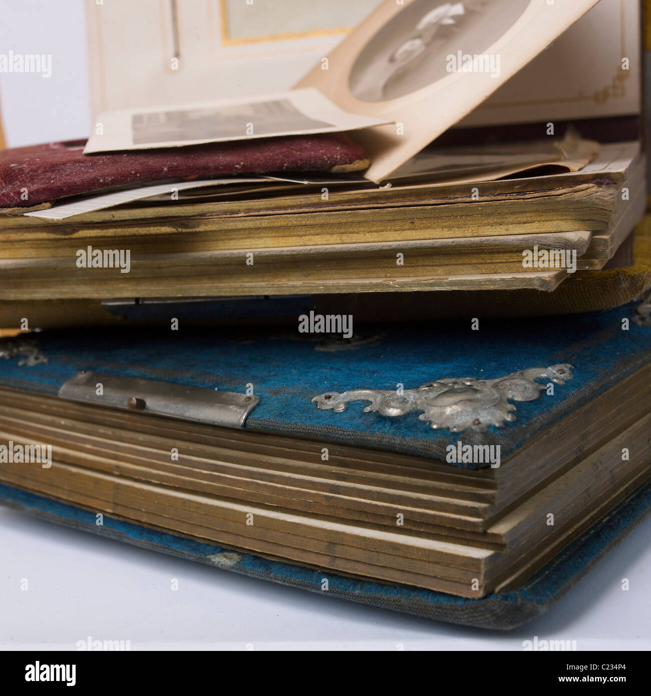 Sammlung von Vintage-Alben, die Erinnerungen mit verschiedenen Bildern und dekorativen Elementen auf weichem Hintergrund präsentieren Stockfoto