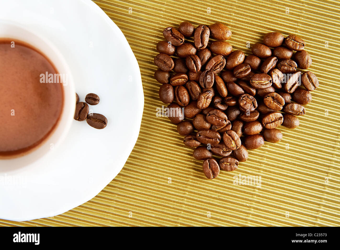 Foto Tasse Kaffee Mit Herz Gemacht Von Bohnen In Der Nähe