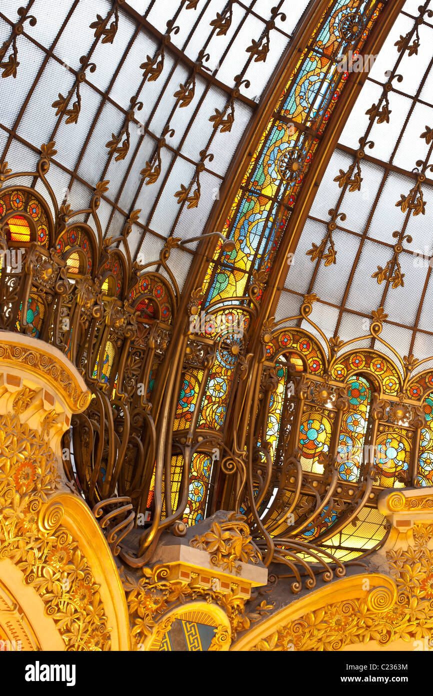 Detail der Belle Epoche Architektur des Domes / Kuppel in das Kaufhaus Galeries Lafayette Paris-Frankreich. Studio Lupica Stockfoto