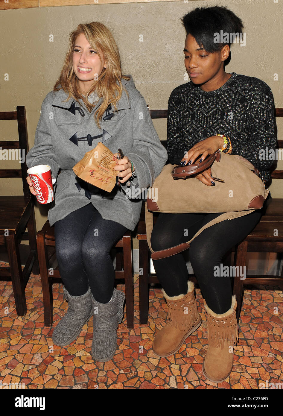 X-Factor-Finalisten Stacey Soloman und Rachel Adedeji Restaurantbesuch Nandos zu einem Abend fest zusammen frönen. Die Mädchen Stockfoto