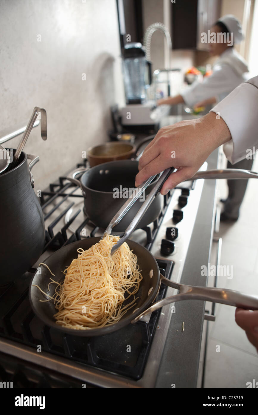 Spaghettin auf einem Kochfeld Heizung Stockfoto