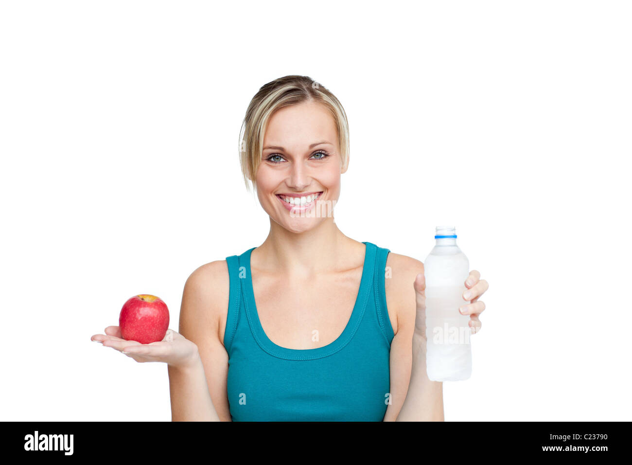 Gesunde Frau hält einen Apfel und eine Flasche Wasser vor einem weißen Hintergrund Stockfoto