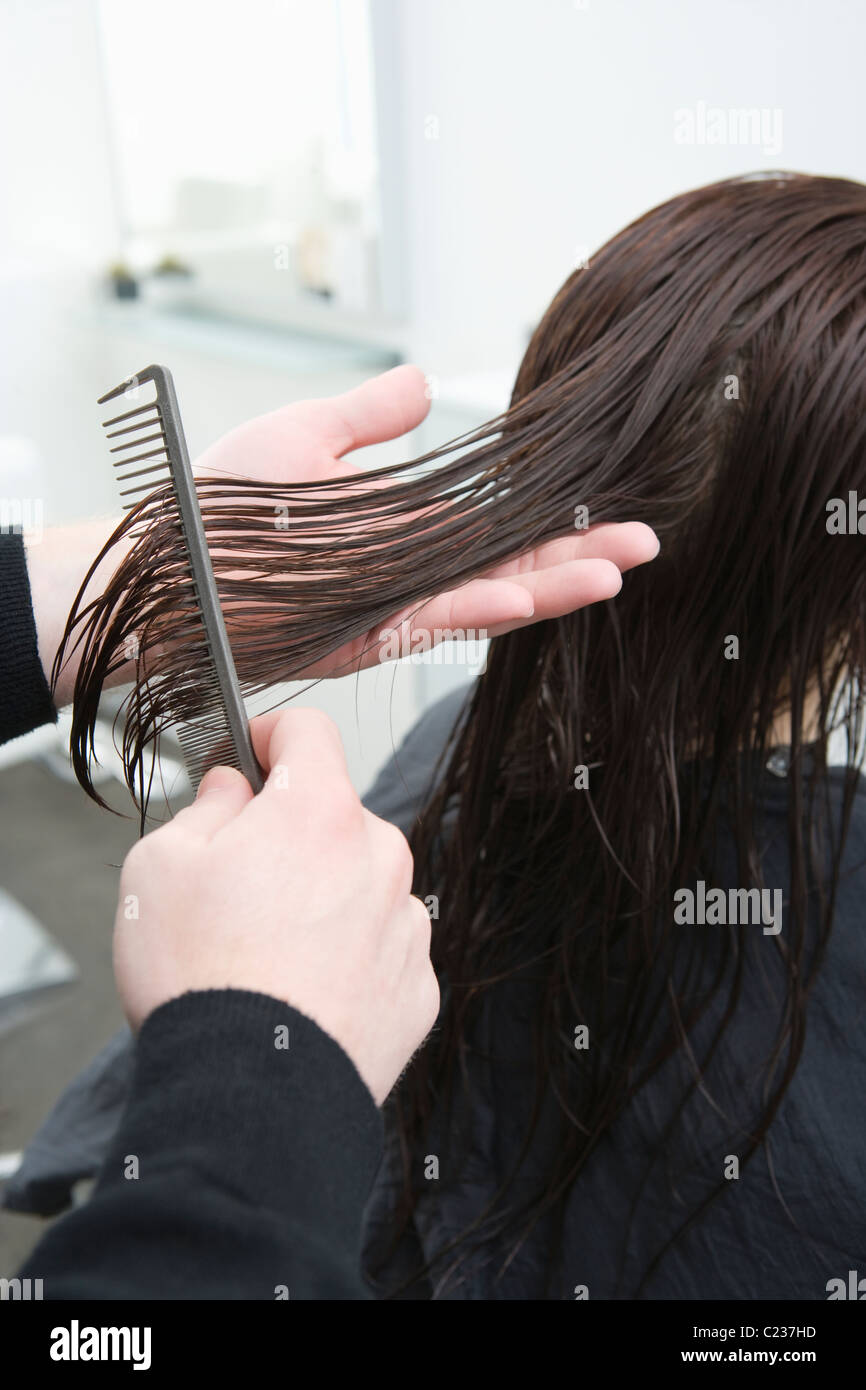 Nasses Haar ausgekämmt im Friseursalon Stockfoto