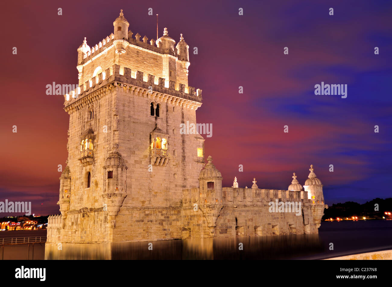 Portugal, Lissabon: Turm von Belém bei Nacht Stockfoto
