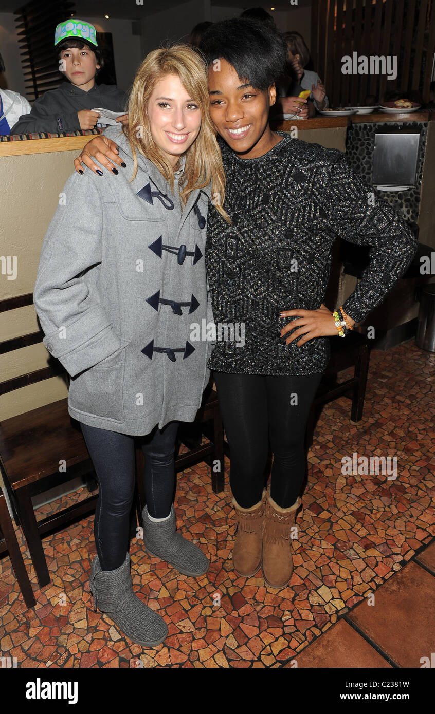 X-Factor-Finalisten Stacey Soloman und Rachel Adedeji Restaurantbesuch Nandos zu einem Abend fest zusammen frönen. Die Mädchen Stockfoto