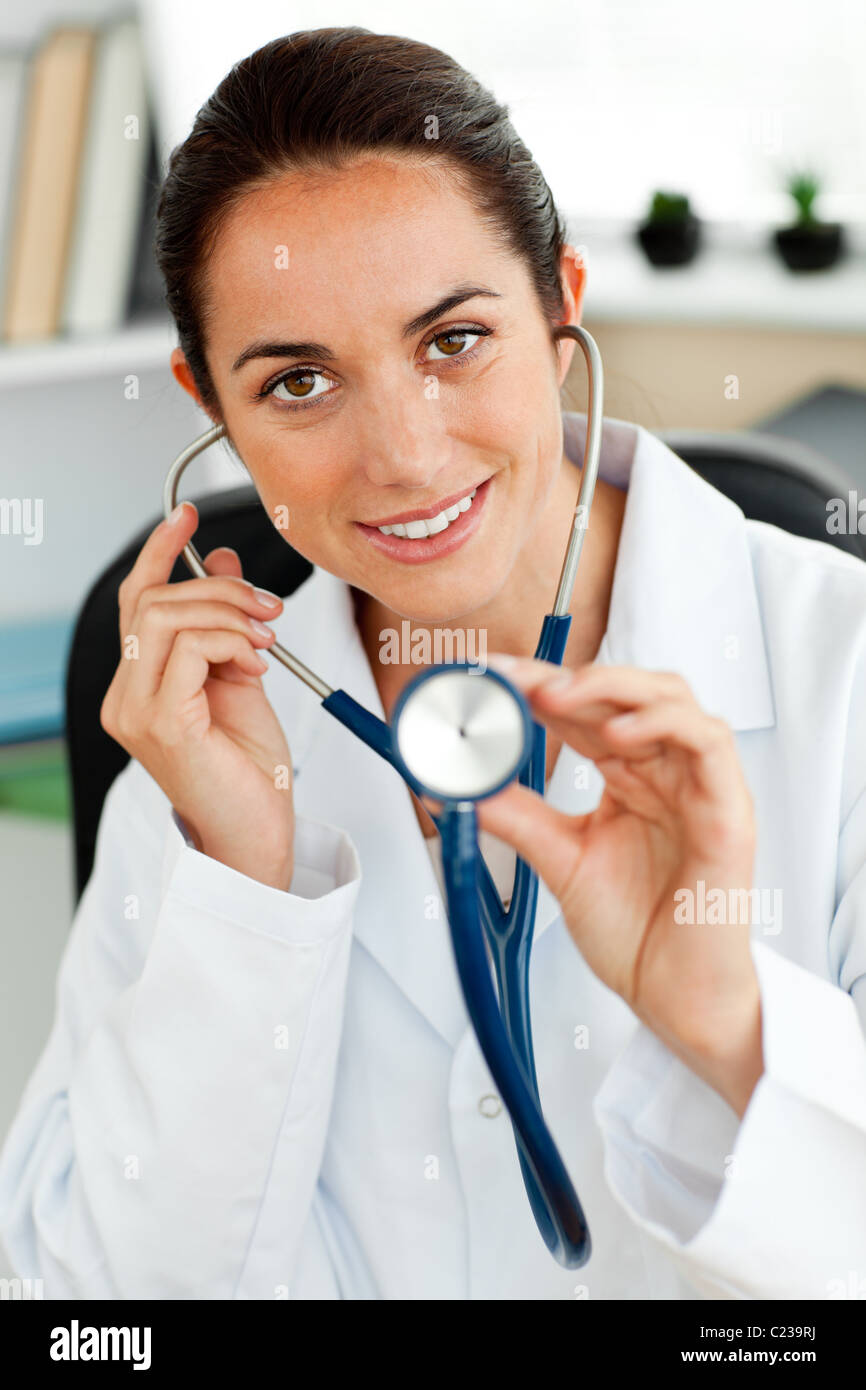 Durchsetzungsfähige Arzt mit einem Stethoskop an der Kamera Stockfoto