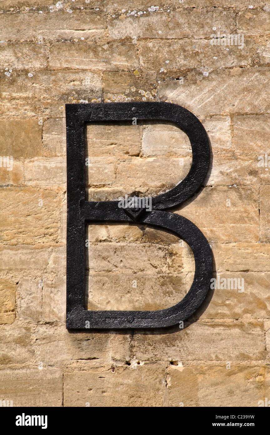 Buchstabe B auf Wand, Burford, Oxfordshire, England, UK Stockfoto