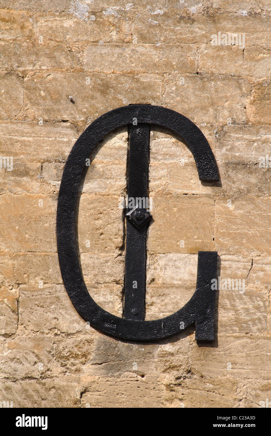 Buchstabe G auf Wand, Burford, Oxfordshire, England, UK Stockfoto