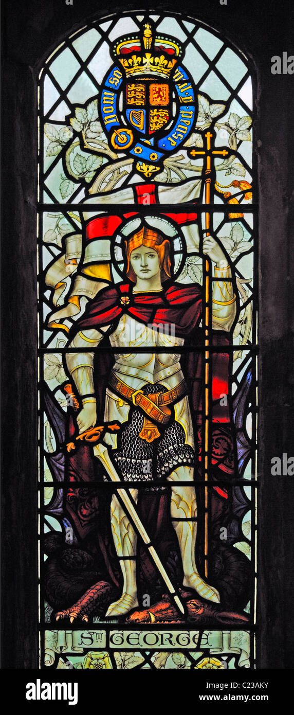 Saint George. Detail des "Großen Krieges" Fenster. Kirche des Hl. Martin, Bowness-on-Windermere, Lake District National Park. Stockfoto
