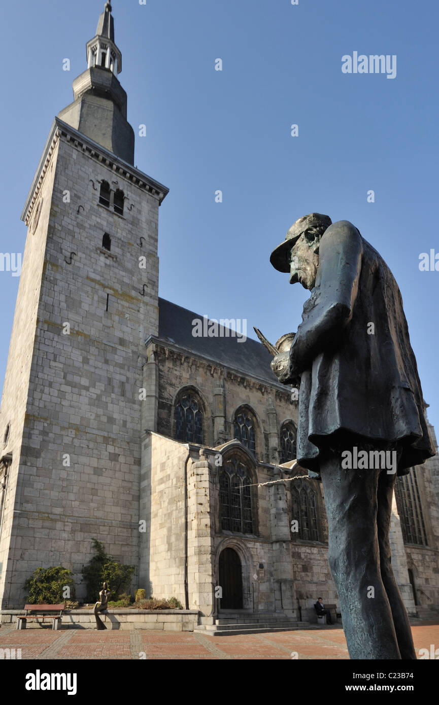 Statue von Grand Georges, Ausrufer / Portier in Marche-En-Famenne und die Kirche St. Remacle, Ardennen, Belgien Stockfoto