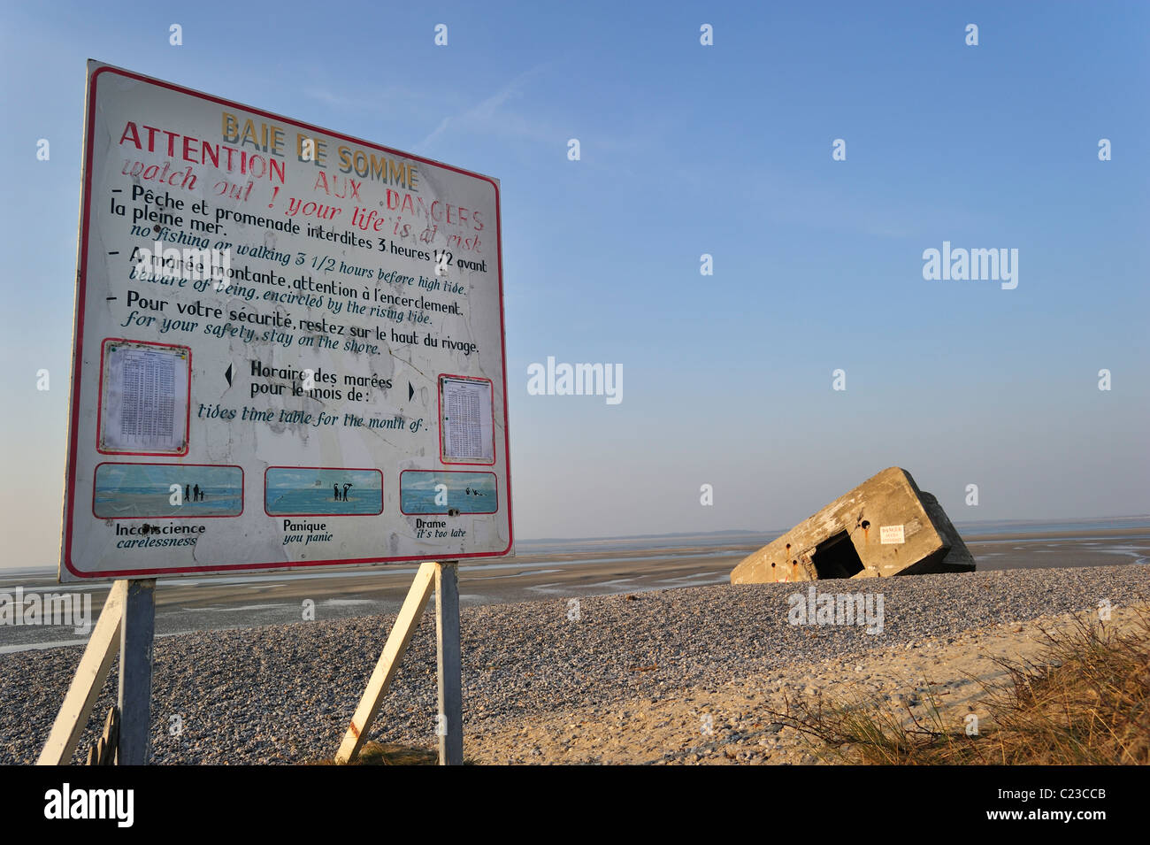 Info-Tafel und Weltkrieg zwei Bunker am Strand von Le Hourdel, Saint-Valéry-Sur-Somme, der Baie de Somme, Picardie, Frankreich Stockfoto