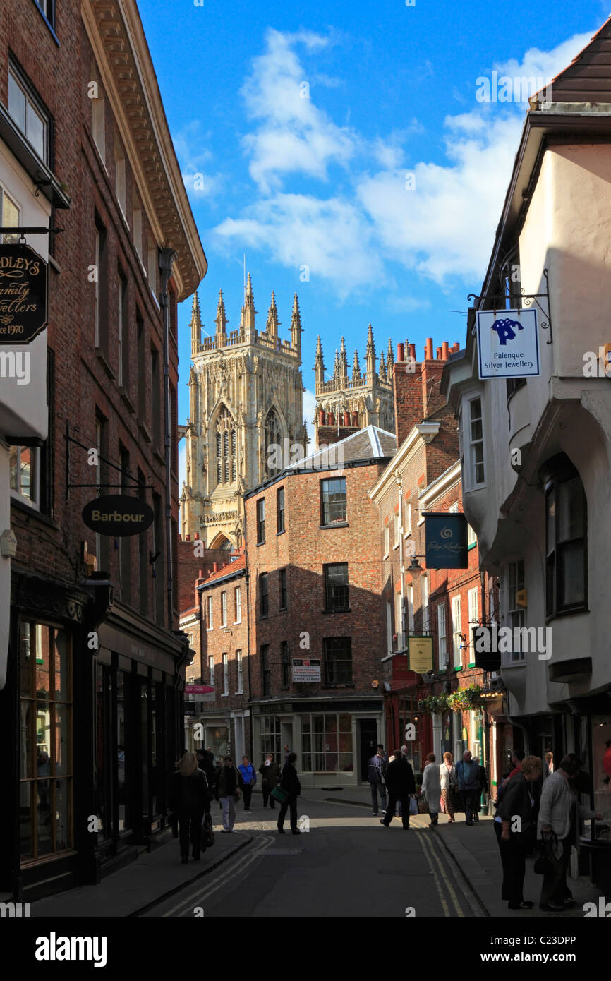 York Minster von niedrigen Petergate, York, North Yorkshire, England, UK. Stockfoto