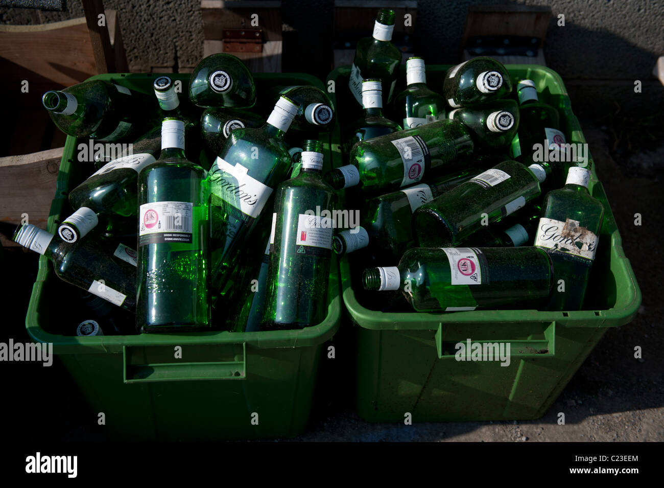 Kisten Grün der alten Bierflaschen bereit, an die zehn grüne Flaschen, EU-Unternehmen wiederverwendet werden neue Radnor, Powys, Wales UK Stockfoto