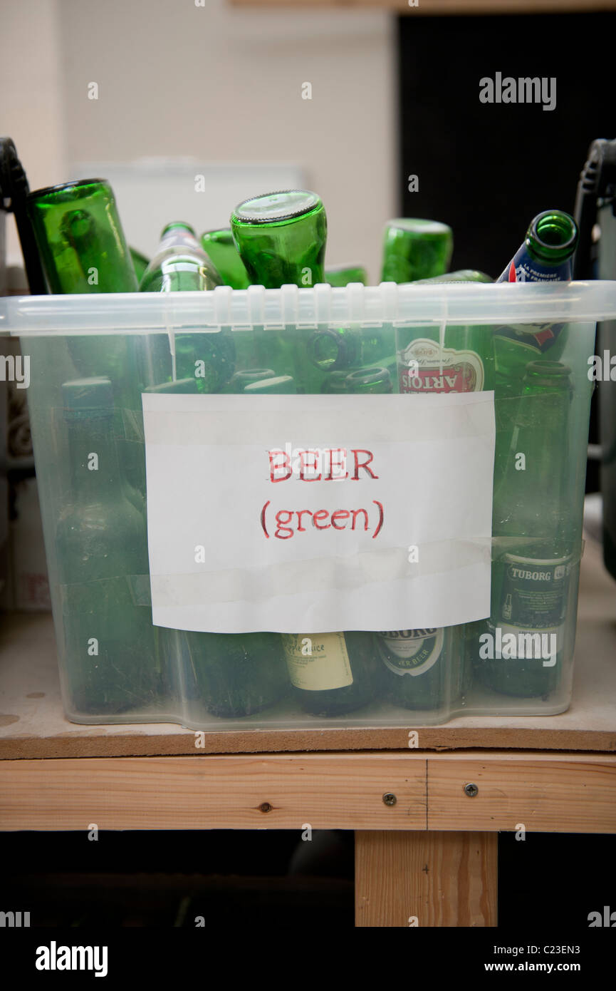 alte grüne Bierflaschen bereit, an die zehn grüne Flaschen, EU-Unternehmen wiederverwendet werden neue Radnor, Powys, Wales UK Stockfoto