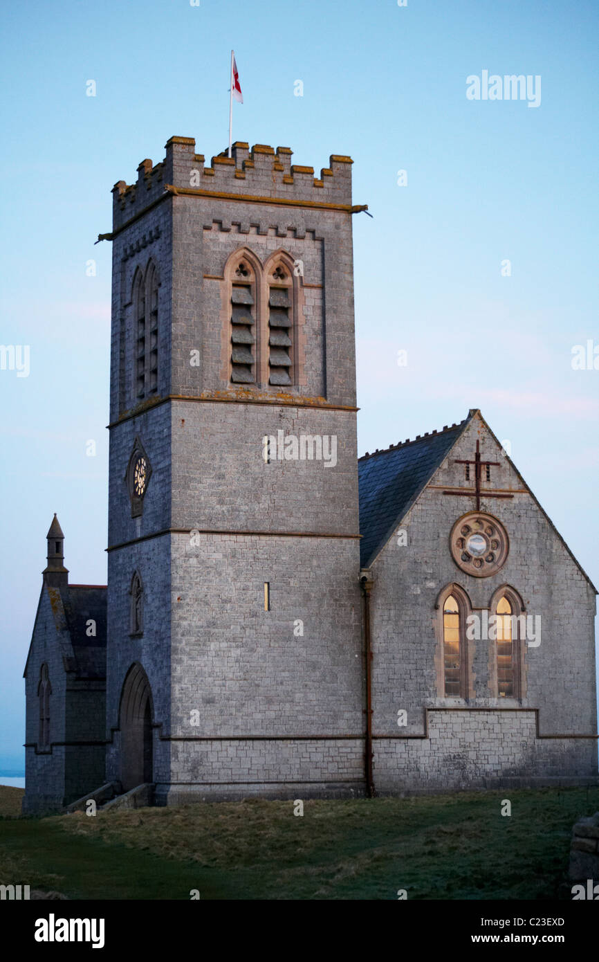 Abends Licht in den Fenstern von St. Helena Kirche auf Lundy Island, Devon, England UK im März - St Helens Kirche wider Stockfoto