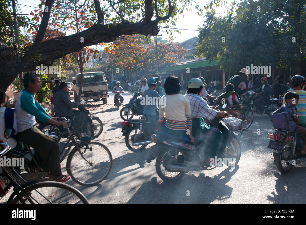 schwere Motorrad Verkehr. Mandalay. Myanmar Stockfoto