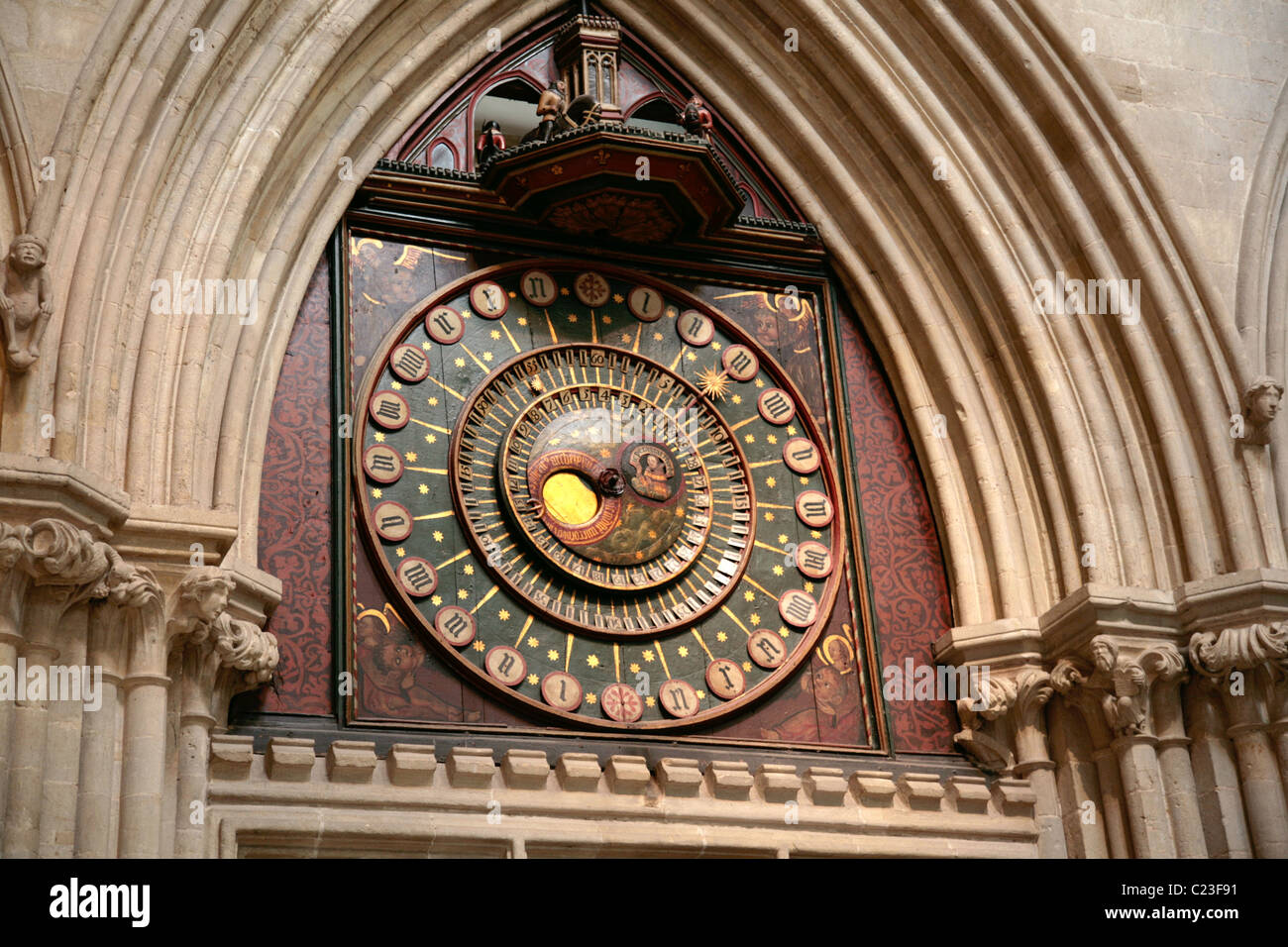 Die Brunnen, die astronomische Uhr, im Inneren der Kathedrale von Wells, Wells, Somerset, England. Stockfoto