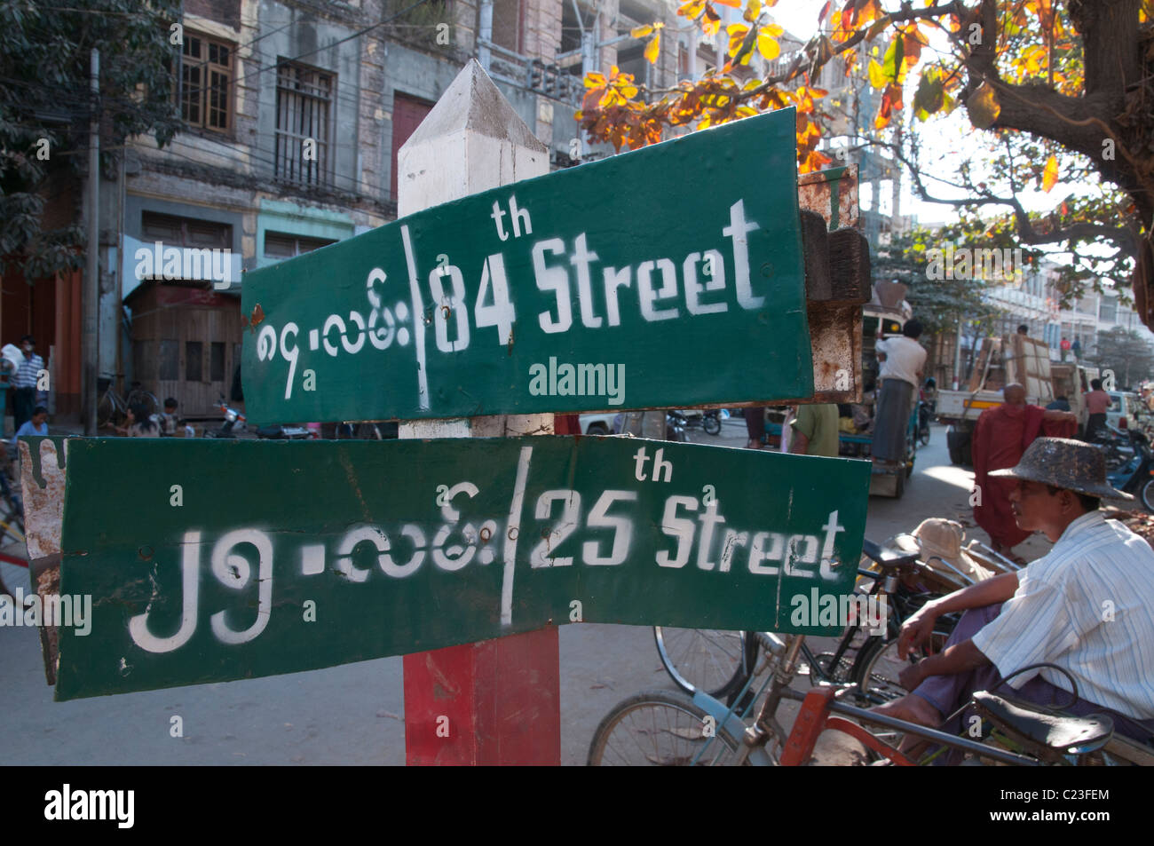 Straßenschilder mit Hausnummern an Kreuzung. Mandalay. Myanmar Stockfoto