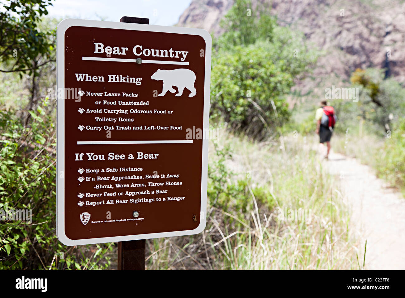 Tragen Sie Land Achtung Schild, auf der Fenster-Trail Big Bend Nationalpark-Texas-USA Stockfoto