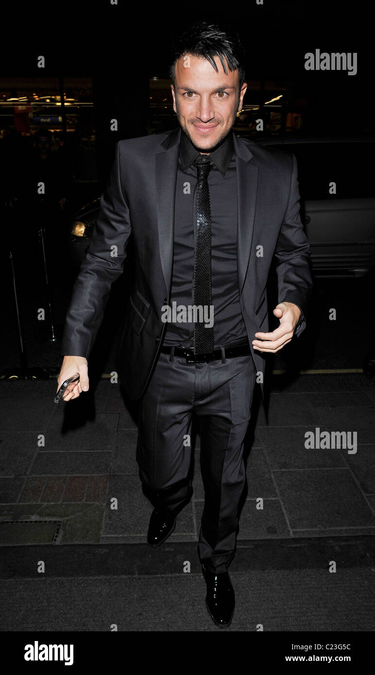 Peter Andre im schwarzen Anzug, schwarzes Hemd und schwarze Krawatte  Rückkehr zu seinem Hotel London, England - 14.10.09 Stockfotografie - Alamy