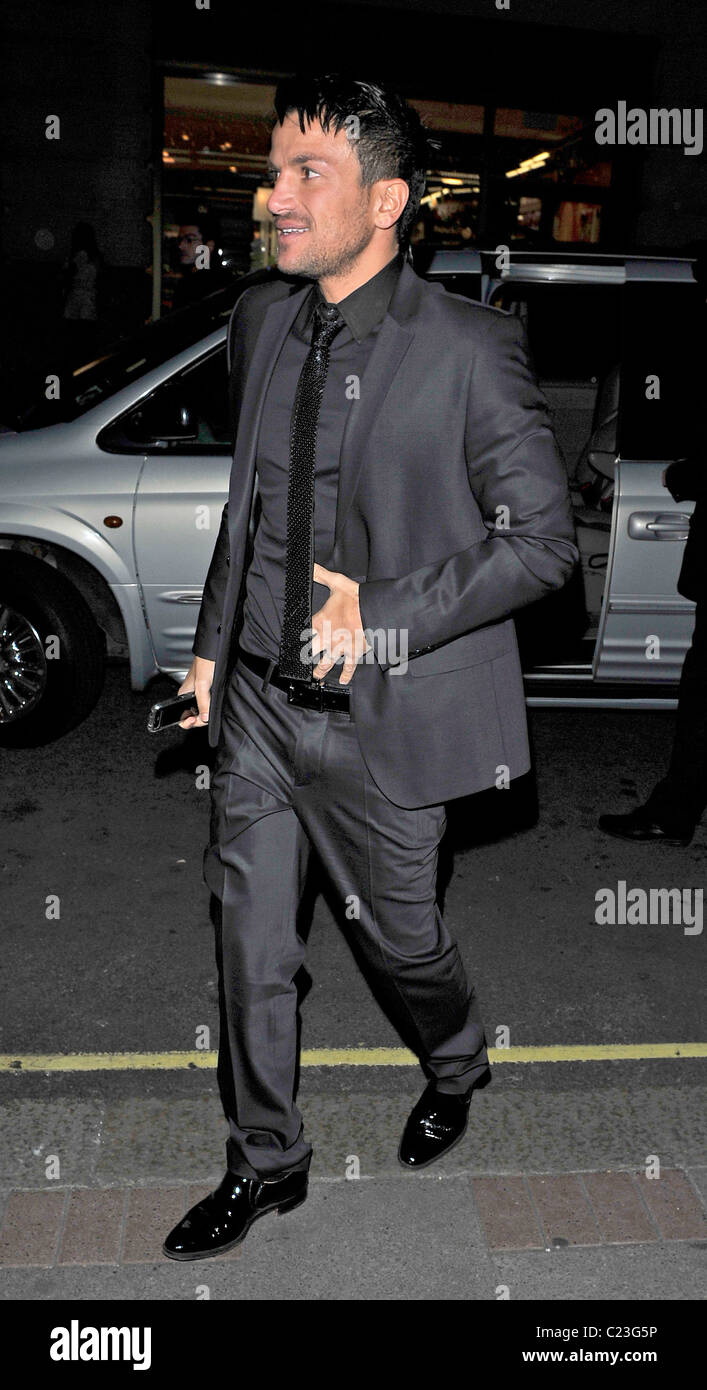 Peter Andre im schwarzen Anzug, schwarzes Hemd und schwarze Krawatte  Rückkehr zu seinem Hotel London, England - 14.10.09 Stockfotografie - Alamy