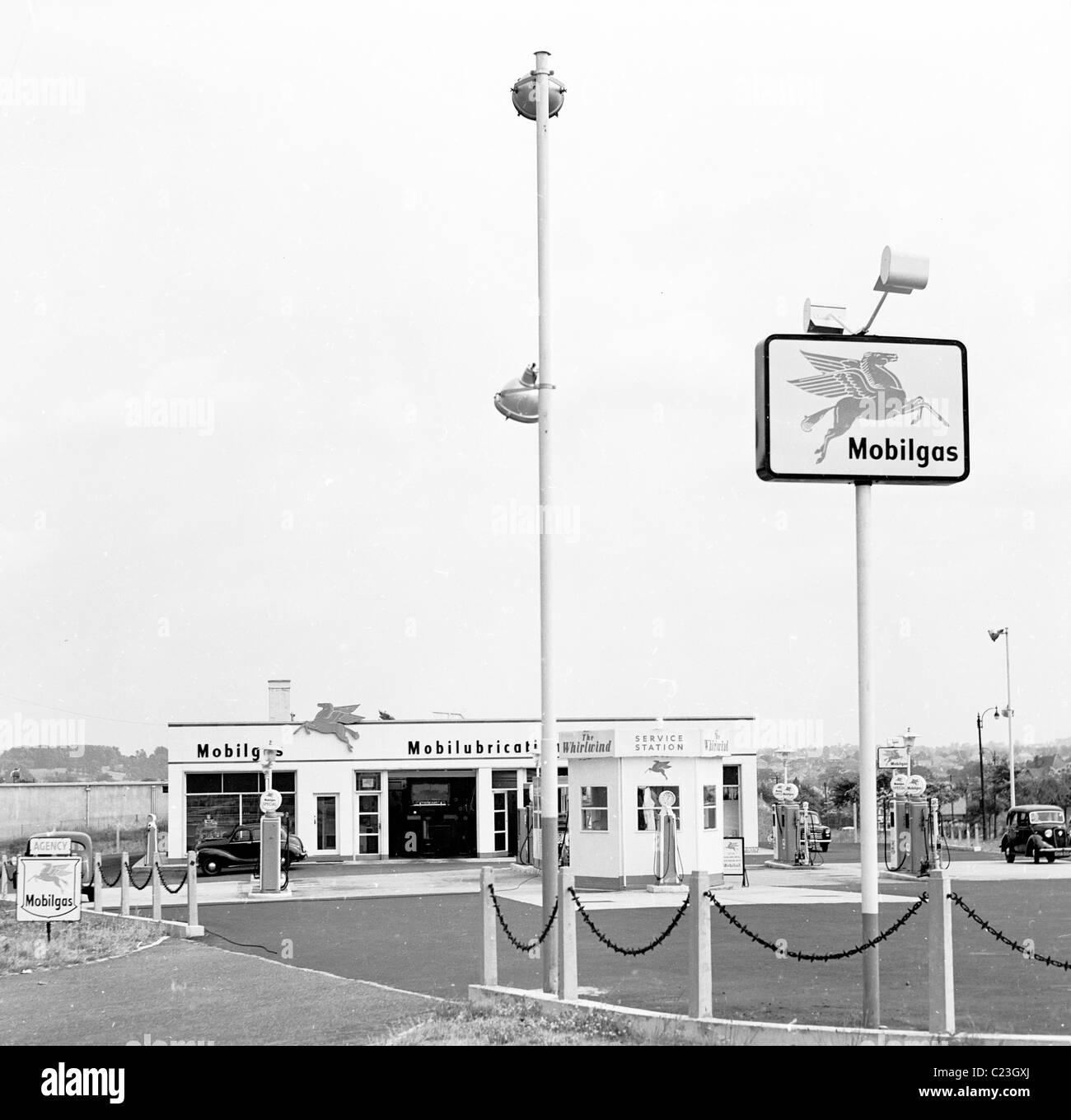 Der Vorplatz und die Gebäude einer der 1950er Jahre Mobilgas Tankstelle "The Whirlwind" in diesem historischen Bild von J Allan Cash. Stockfoto