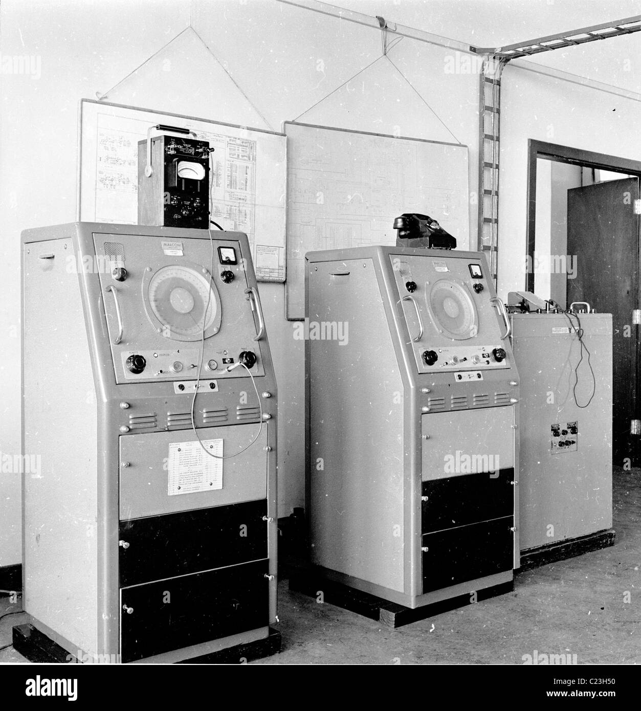 1950er Jahre, England. Ein Foto von J Allan Cash der großen Fernverkehr Telekommunikation Maschinen der Marconi Wireless Unternehmen. Stockfoto