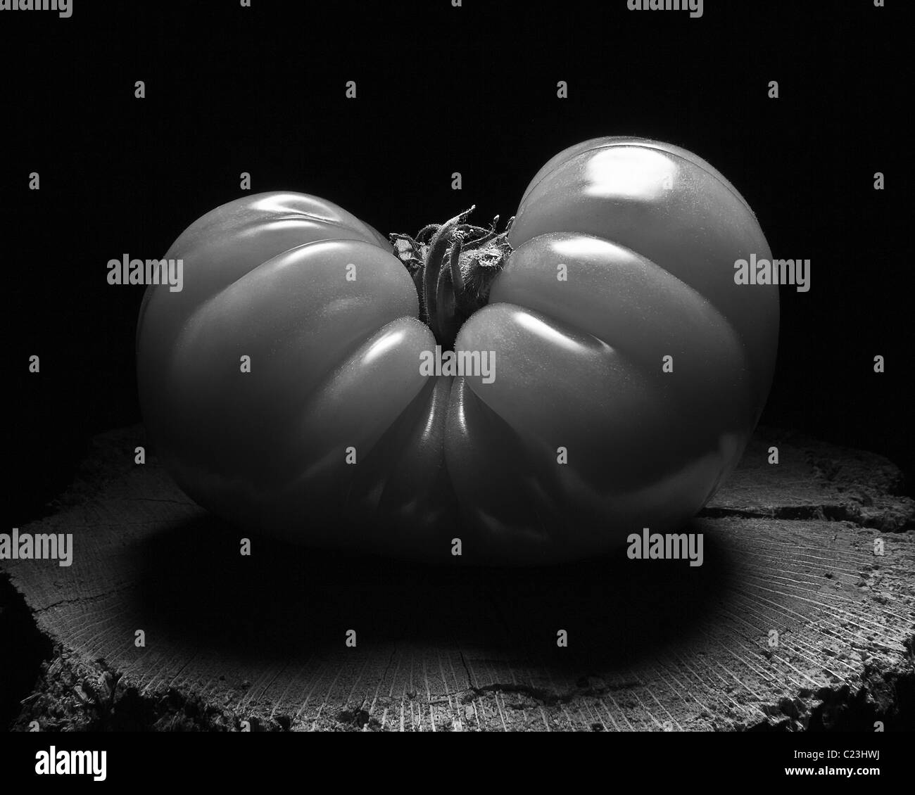 Eine Seltsam Geformte Tomate In Schwarz Und Weiss Edward Weston Stil Stockfotografie Alamy