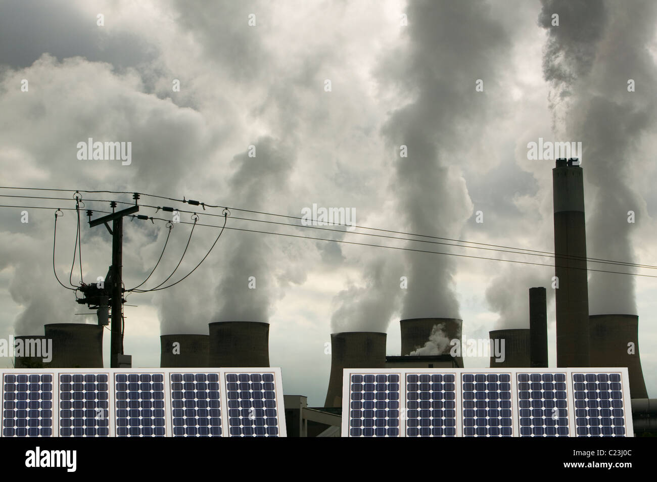 Ratcliffe auf Soar eine massive Kohle betriebene Kraftwerk in Nottinghamshire UK und Sonnenkollektoren. Stockfoto