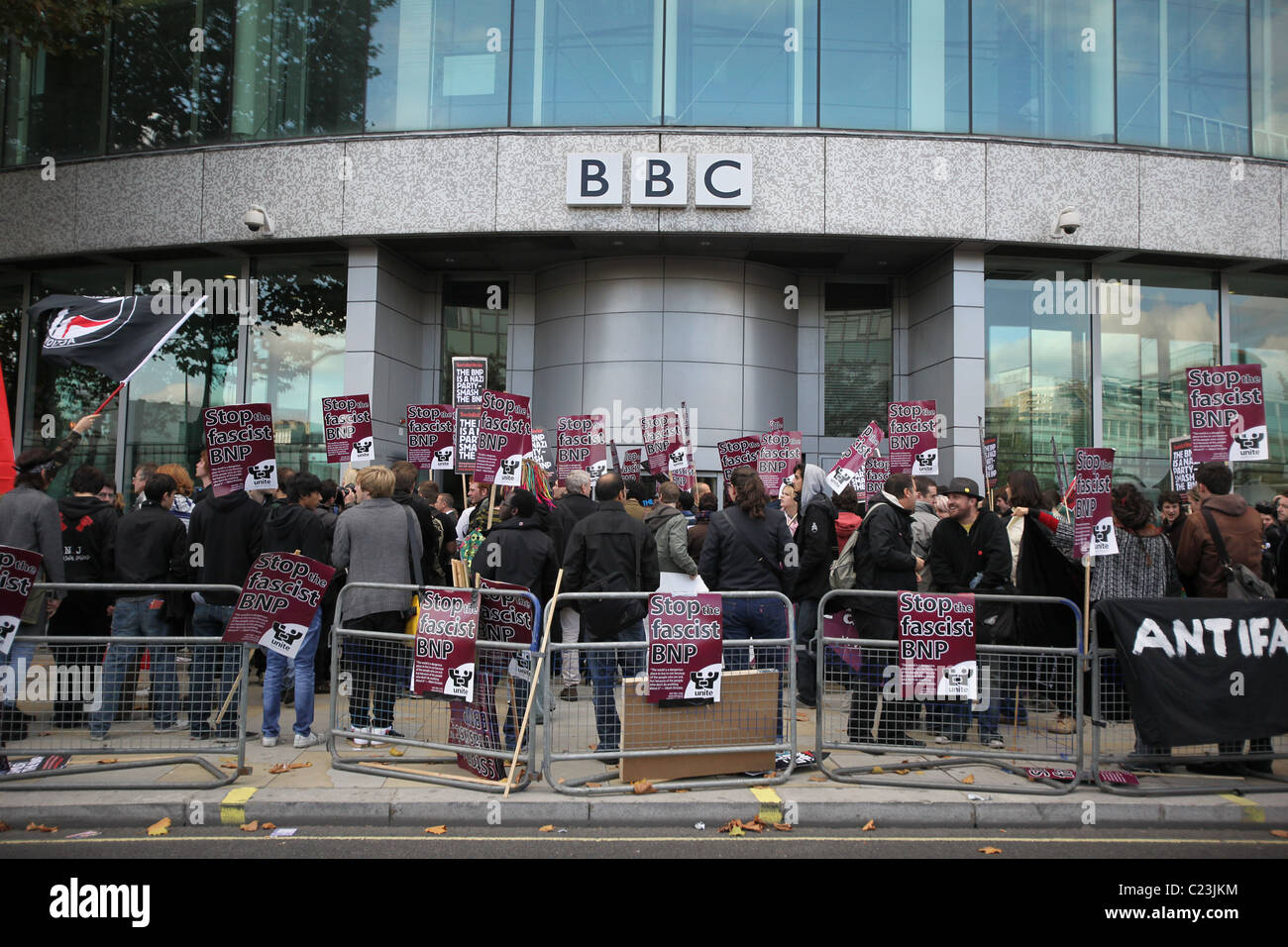 Demonstranten versammeln sich am Londoner BBC TV-Studios vor der Ankunft der British National Party Führer Nick Griffin, der soll Stockfoto