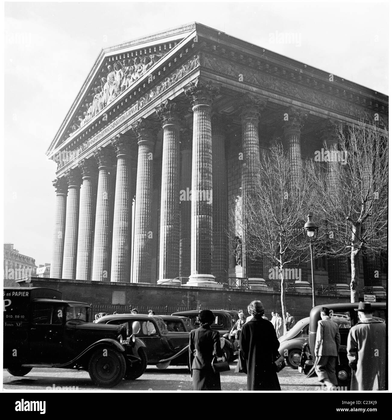 1950er Jahre, Frankreich, Paris, Menschen und Verkehr außerhalb der Säulen L'Eglise de la Madeleine, eine Kirche als Tempel Napoleons Armee zu feiern. Stockfoto