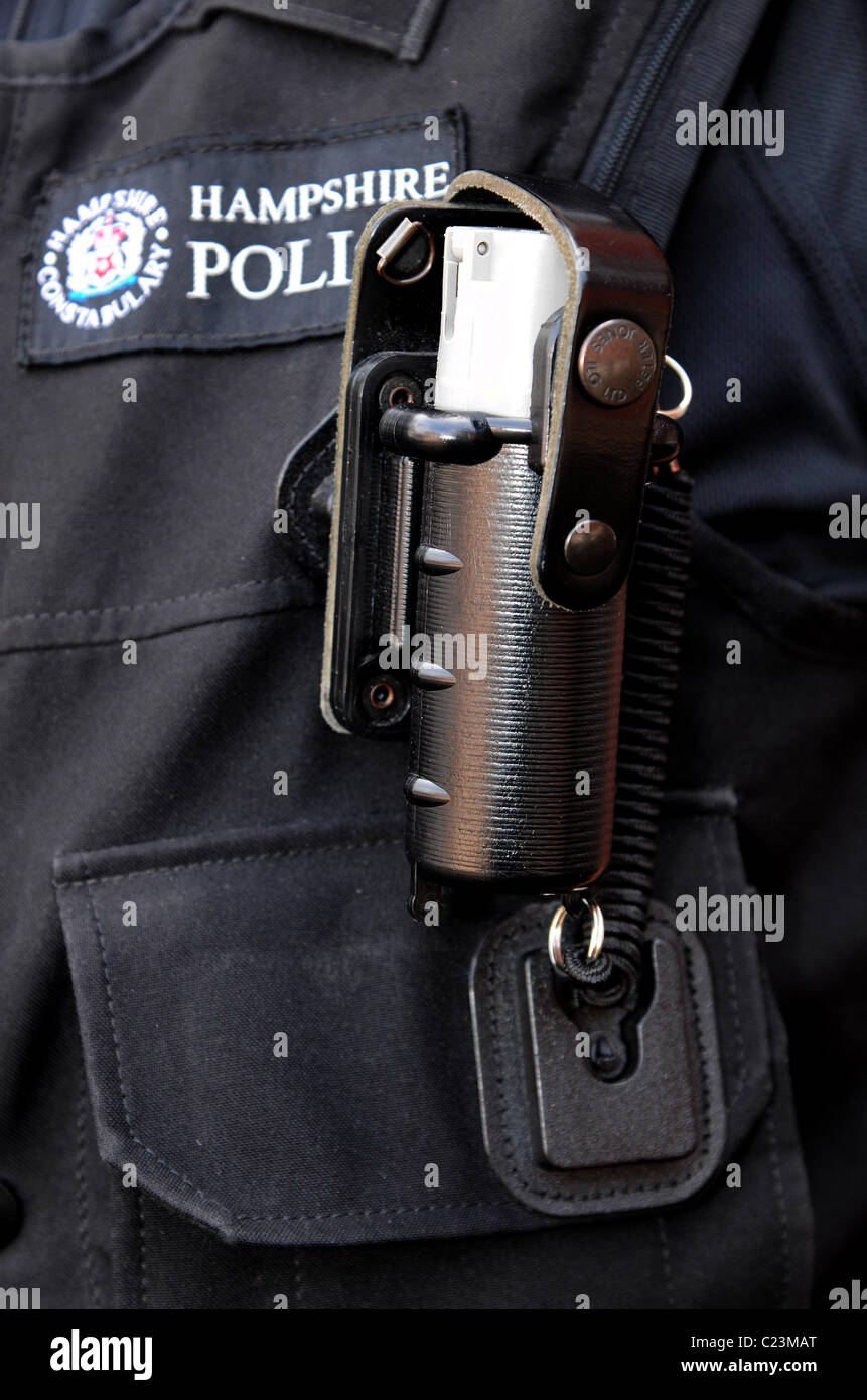 Detail des CS Gas Spray von britischen Polizisten am Körper Rüstung oder Dienstprogramm Gürtel getragen. Stockfoto