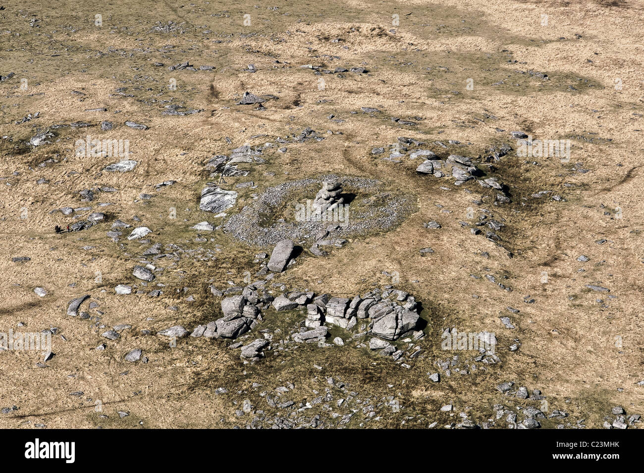 Luftaufnahme des Cheesewring auf regnerisch Tor und der eingestürzten Bronzezeit Ring Cairn drumherum. Stockfoto