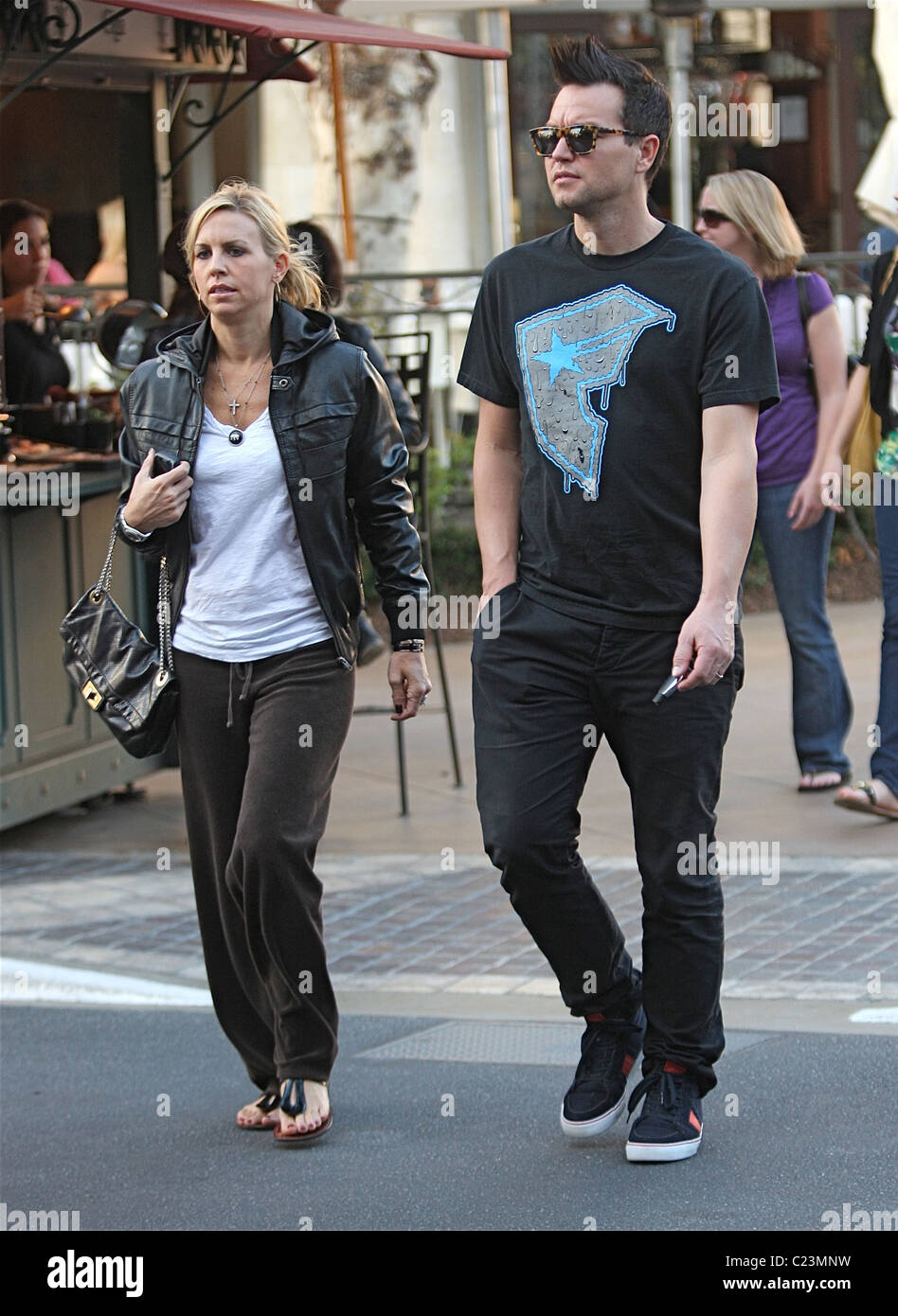 Mark Hoppus Und Seine Frau Skye Everly Besuchen Ein Kino In Hollywood Los Angeles Kalifornien 15 10 09 Agent 47 Stockfotografie Alamy