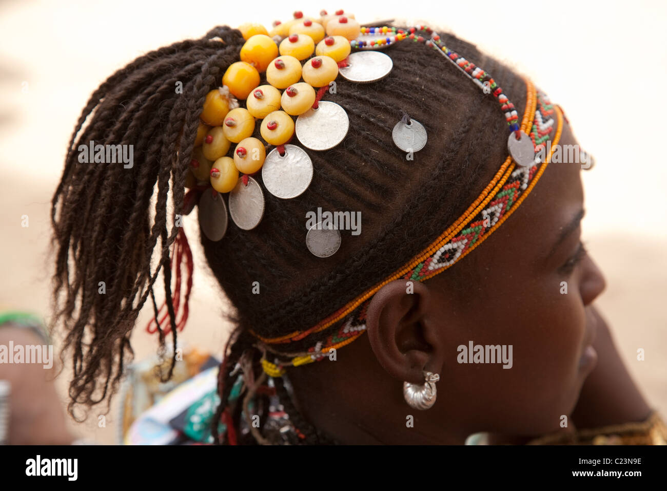 Eine Fulani-Mädchen trägt traditionelle Haarschmuck, Burkina Faso Stockfoto