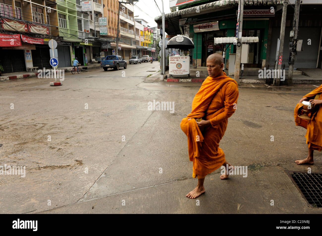 Mönche und Novizen auf ihre tägliche Almosen rund, Mae Sot Town, am frühen Morgen, Nord-thailand Stockfoto