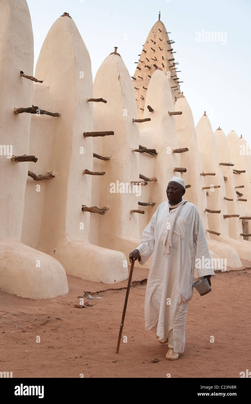 Ein muslimischer Mann geht vorbei an der Grande Mosquée in Bobo Dioulasso, Burkina Faso, Westafrika. Stockfoto