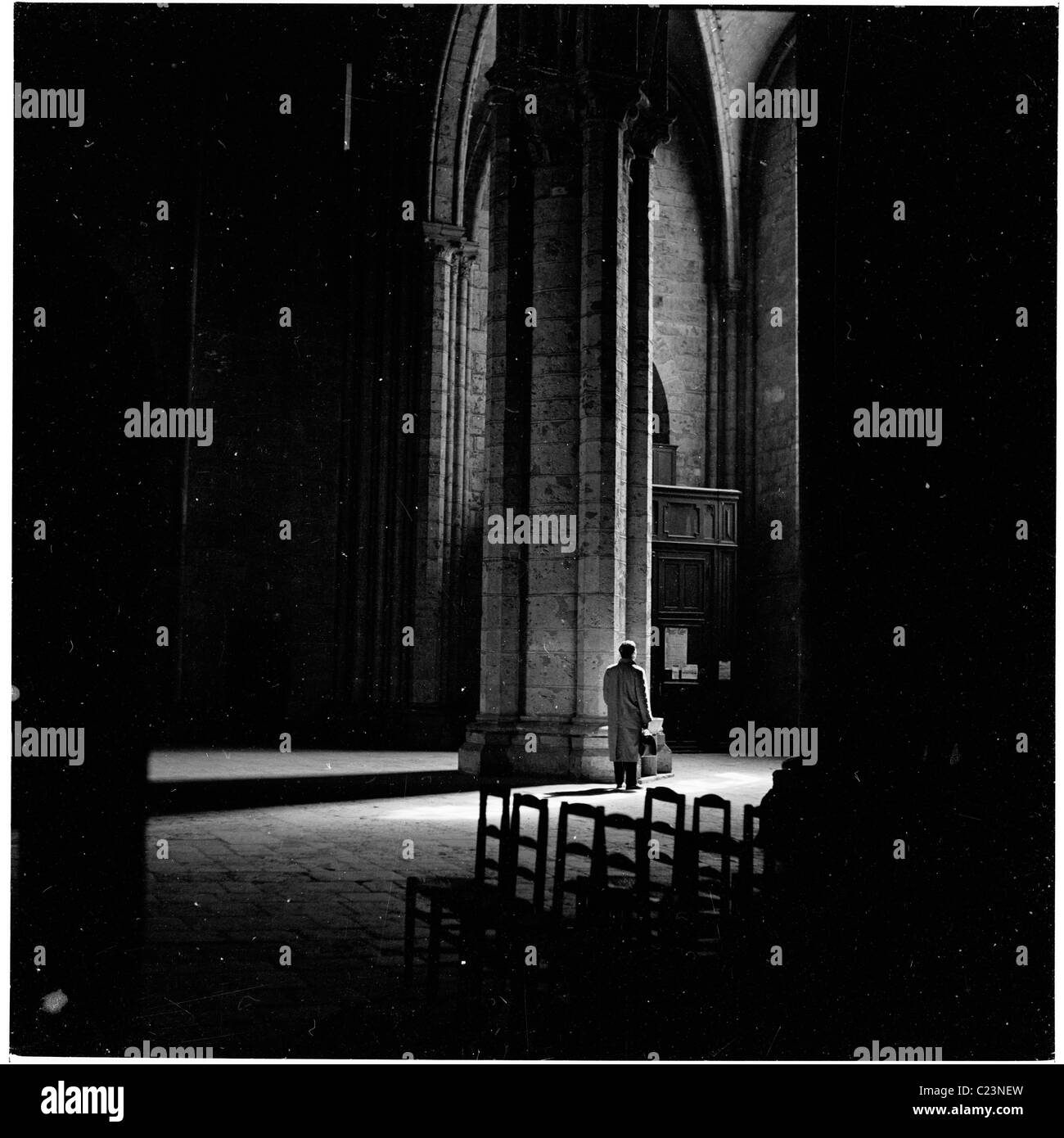Frankreich, 1950er Jahre. Besucher steht eine große Spalte im Inneren der Kathedrale von Chartres in diesem historischen Foto von J Allan Cash. Stockfoto
