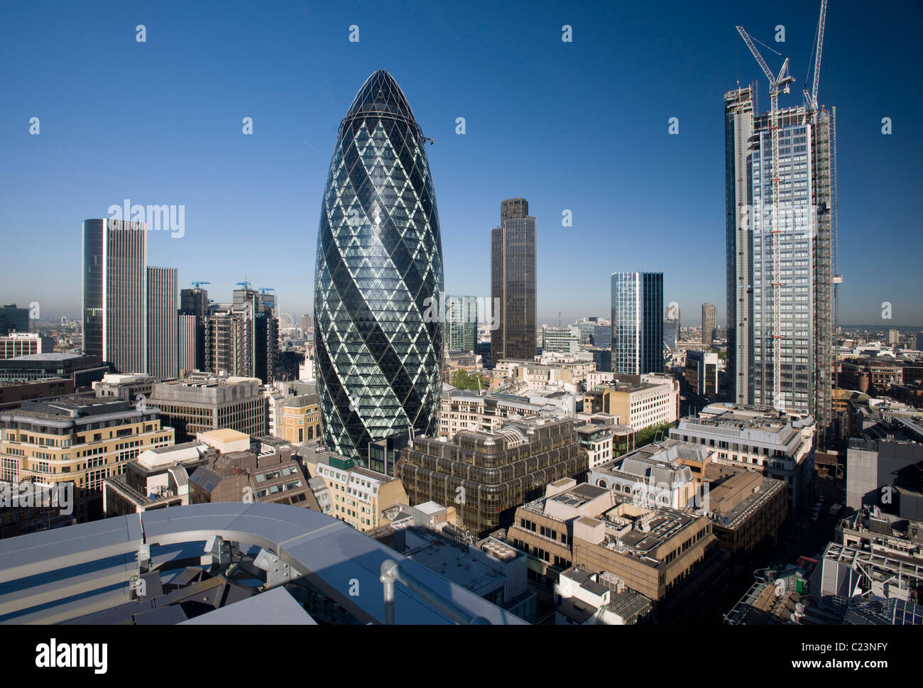 Stadt von London aus dem Osten mit der Gurke Stockfoto