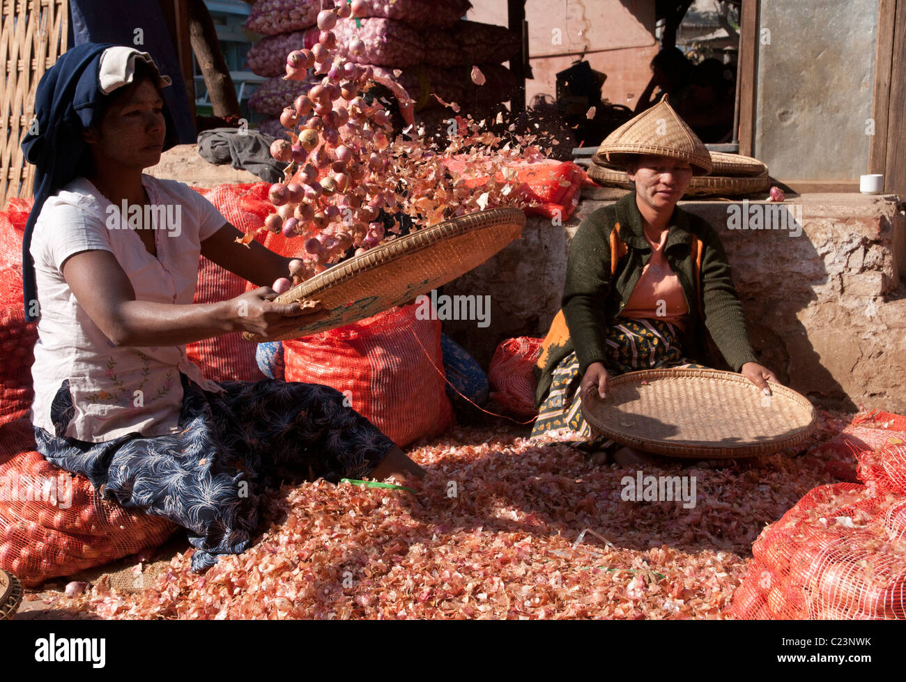Zigarettengenuss Zeigyo Markt. Mandalay. Myanmar Stockfoto