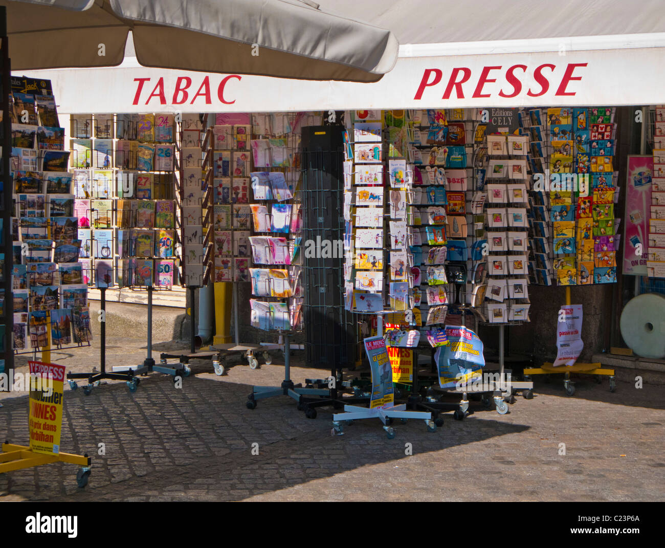 Tabac Presse kiosk Shop mit Postkarte Karussells, Frankreich, Europa Stockfoto