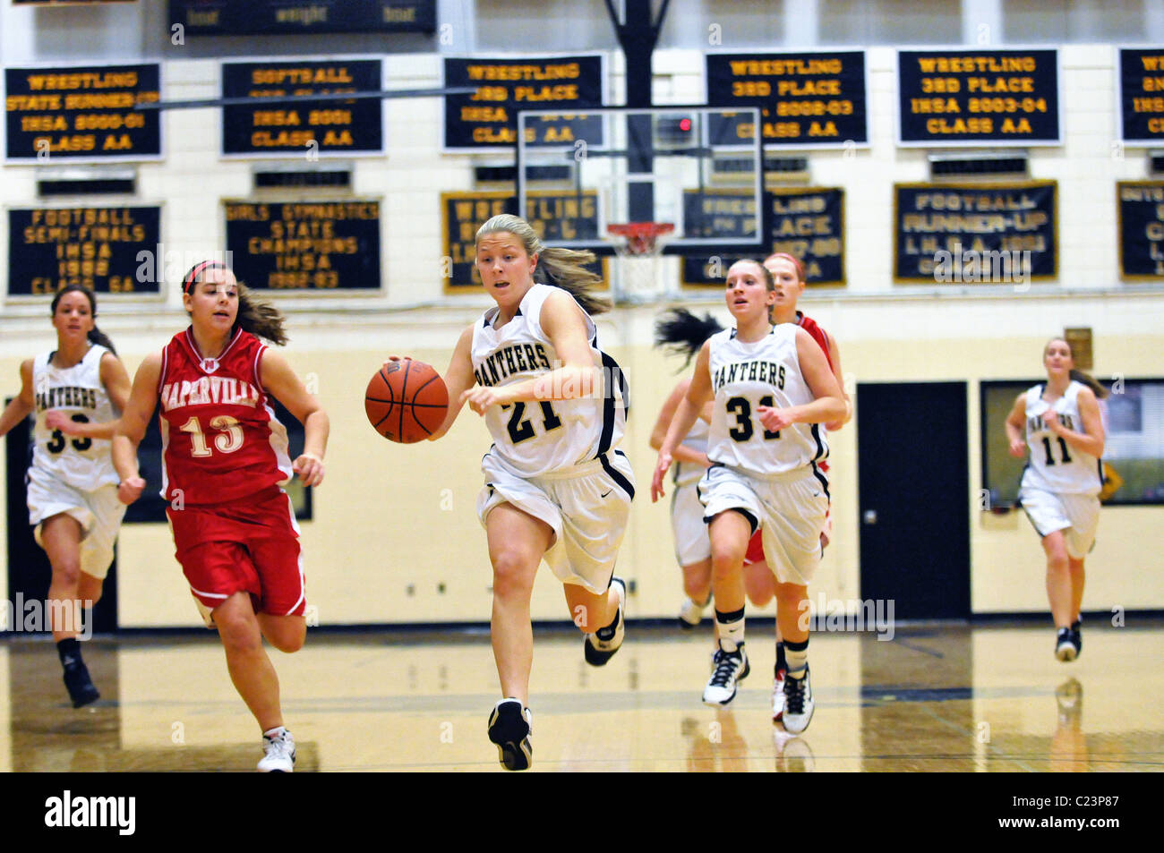 Female High School Spieler führt eine schnelle brechen Sie eine defensive mit nichts aber, auf ihrem Weg zum Korb stehlen. USA. Stockfoto