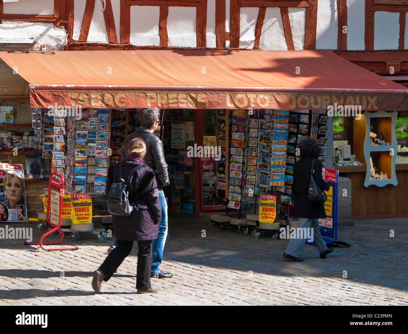 Französische Tabac Presse Kiosk Shop in Vannes, Bretagne, Frankreich, Europa Stockfoto