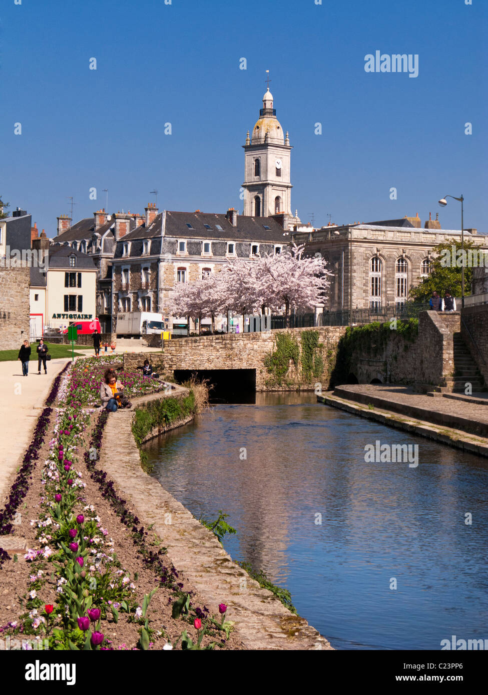 Uhrturm Vannes, Morbihan, Bretagne, Frankreich, Europa aus dem Jardin des Remparts Stockfoto