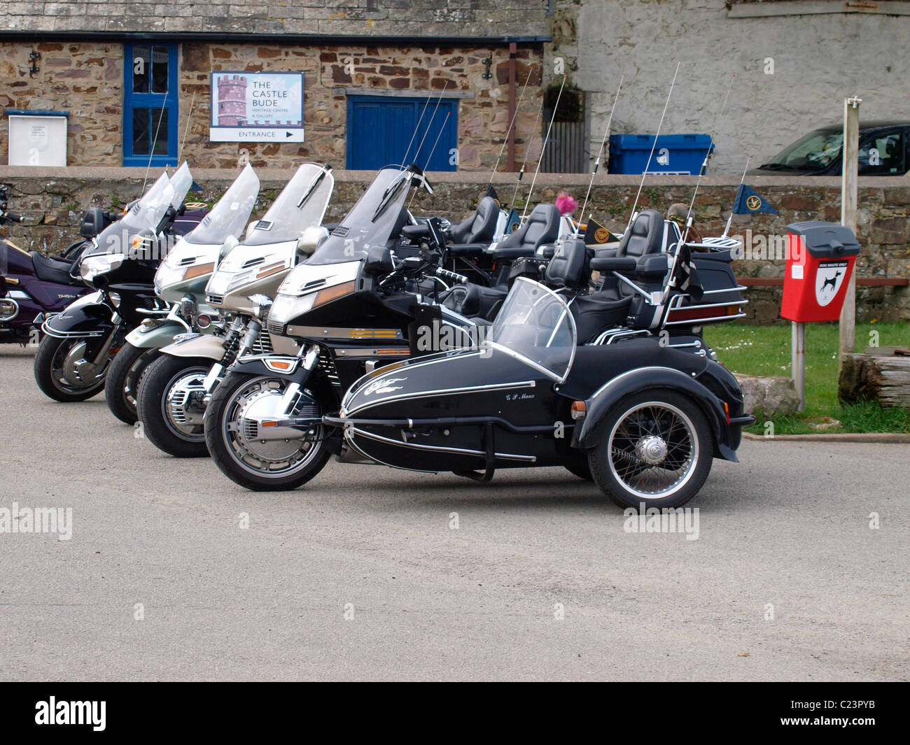 Zeile des touring Motorräder, Bude, Cornwall, UK Stockfoto