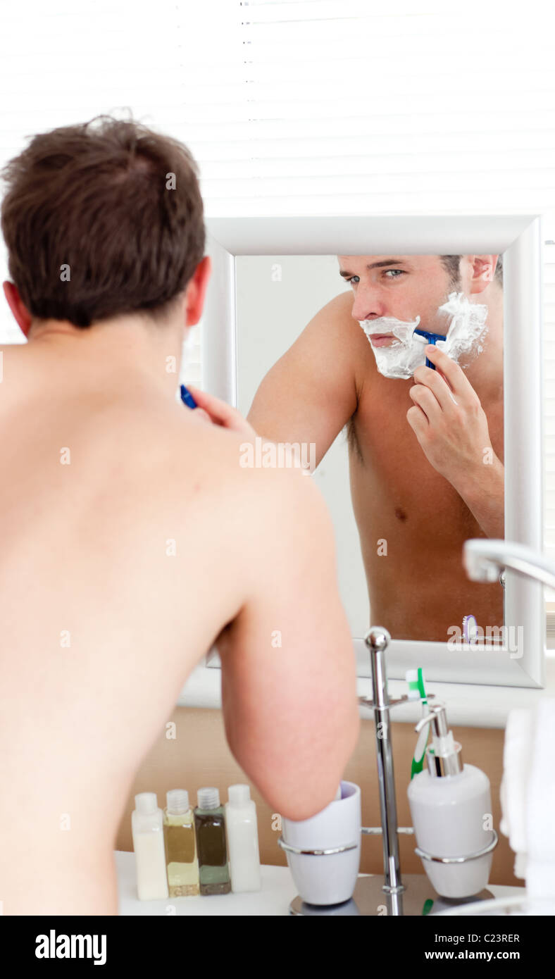 Schöner mann Rasieren im Badezimmer Stockfoto